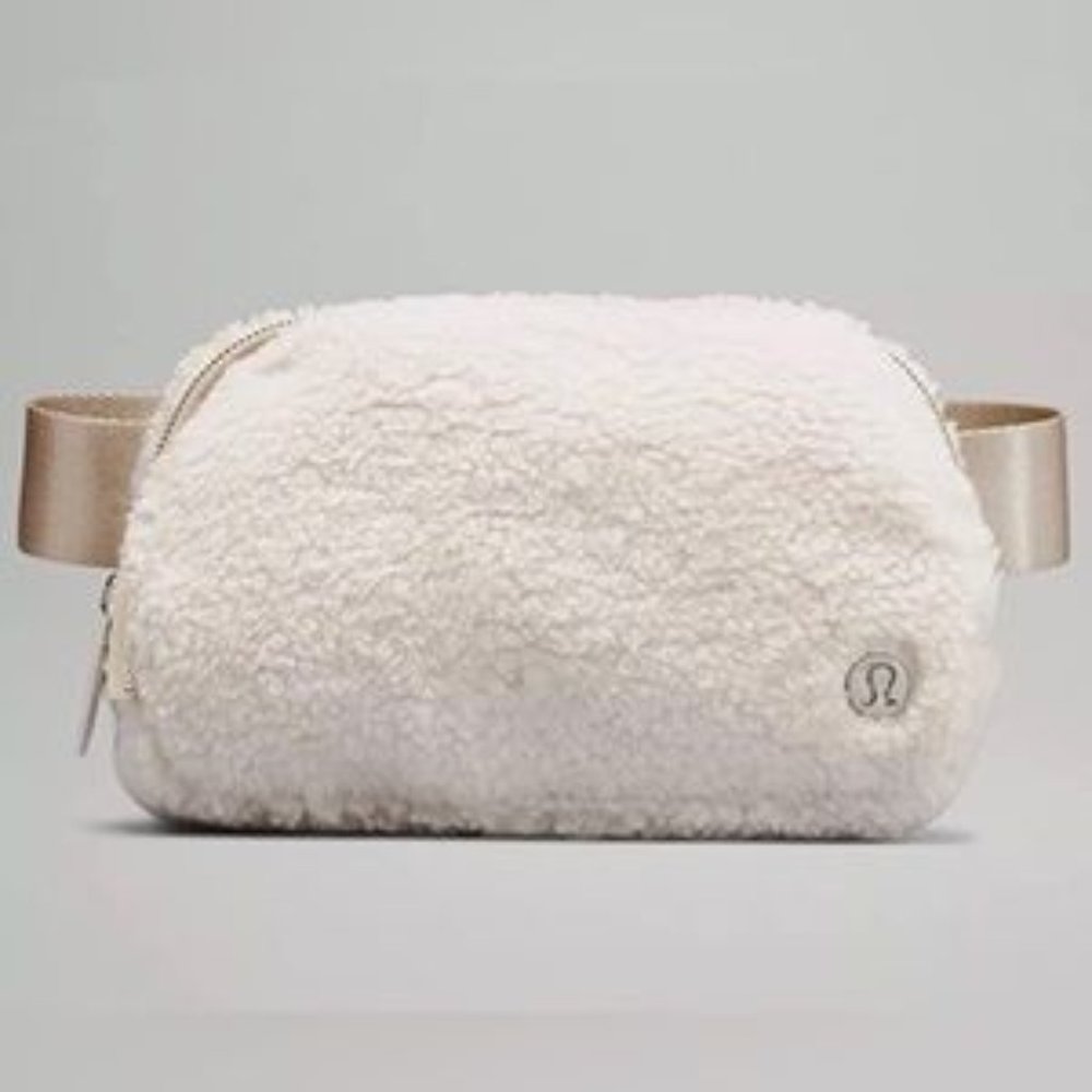 NWT Lululemon Athletica Everywhere Fleece Belt Bag (Light Ivory)